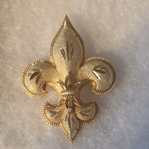 Elegant Gold Tone Fleur-de-Lis Brooch